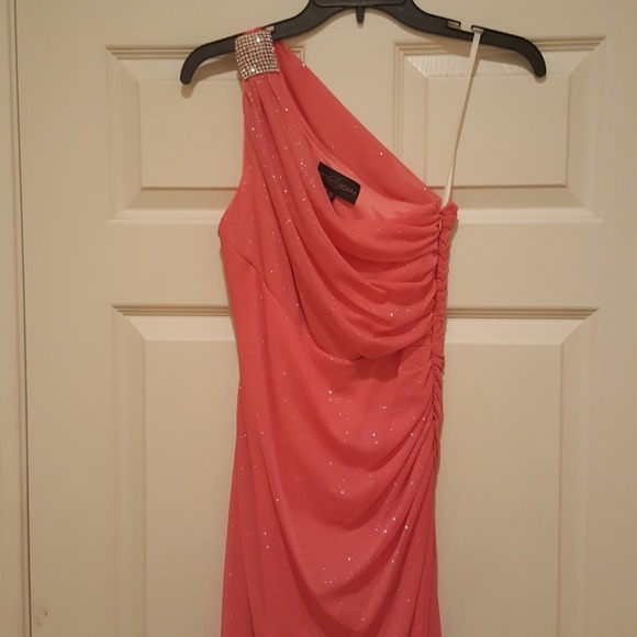 One shoulder gown - Picture 4 of 6